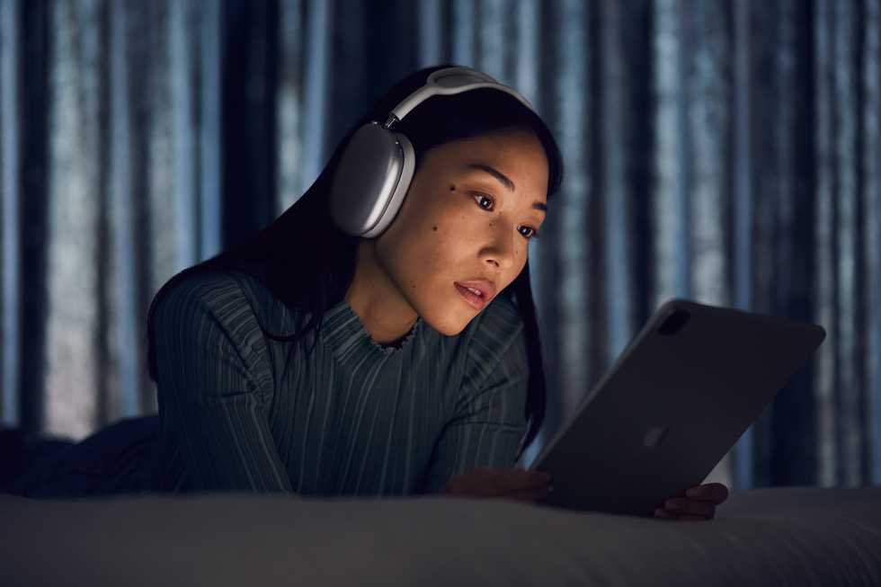 Apple выпустили наушники AirPods Max 18 apple airpods max listening experience 2 12082020 big carousel.jpg.large