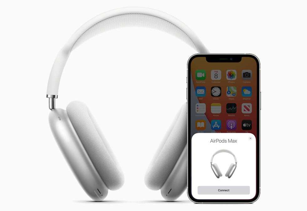 Наушники Apple AirPods Max и iPhone со списком соединений
