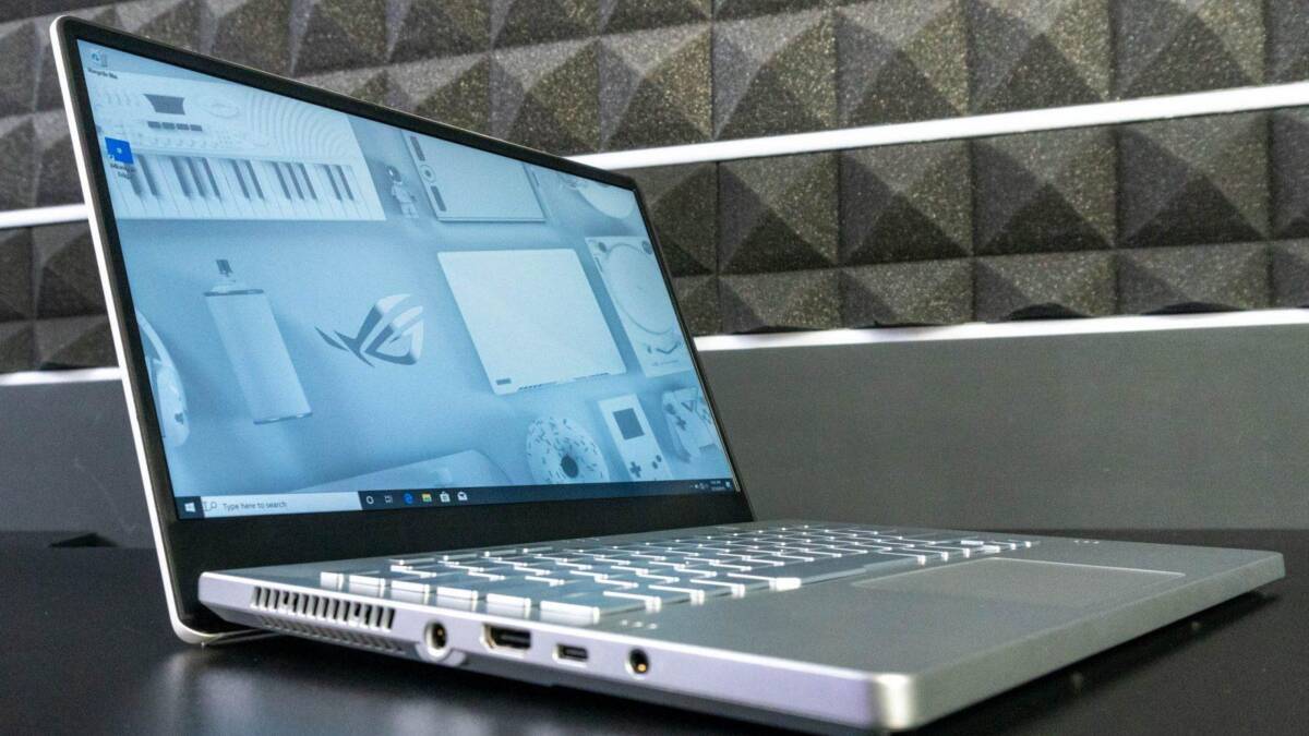 Ноутбук с подсветкой клавиатуры и вентиляционными отверстиями слева