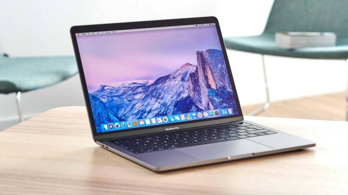 Ноутбук MacBook Pro с отклонённым экраном и клавиатурой