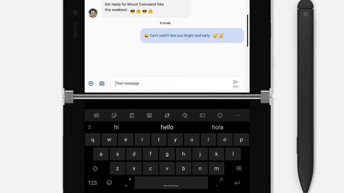 Планшет с раскрытым дисплеем и клавиатурой со стеклом