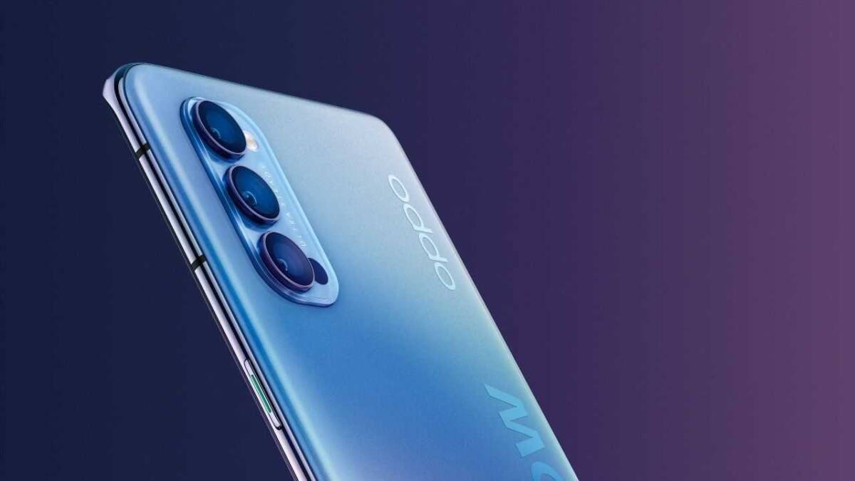 Смартфон OPPO Reno5 с тремя камерами на задней панели