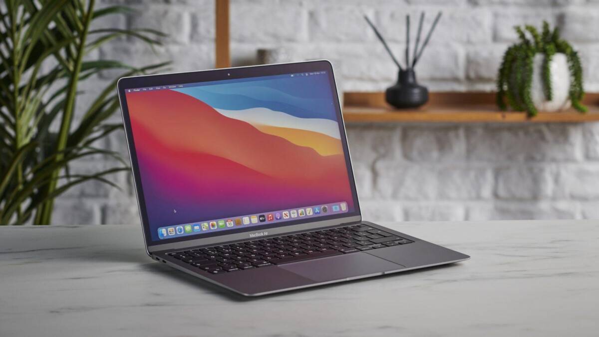 ноутбук MacBook Air с открытым дисплеем и клавиатурой