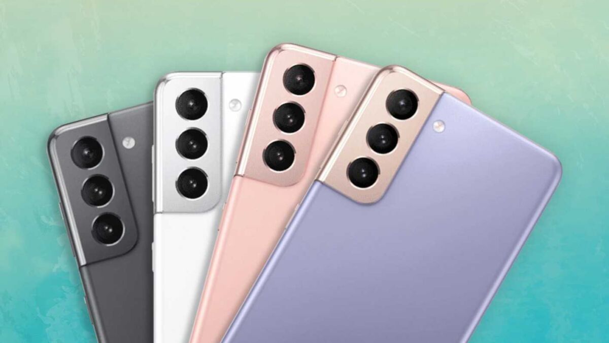 Четыре смартфона Samsung Galaxy S с задними камерами в исторической подборке гаджетов