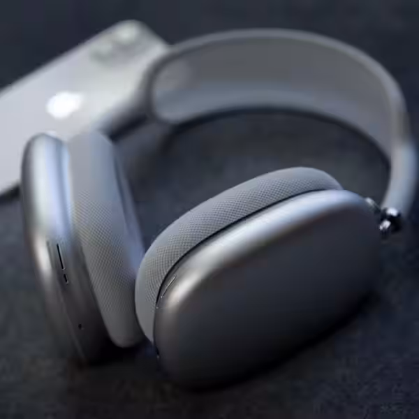 https hypebeast.com wp content blogs.dir 6 files 2020 12 airpods max closer look 12
