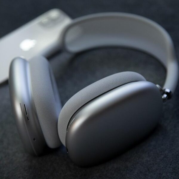 https hypebeast.com wp content blogs.dir 6 files 2020 12 airpods max closer look 12