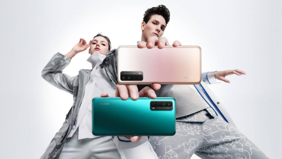 Две женщины показывают смартфоны Huawei Enjoy 20 SE крупным планом