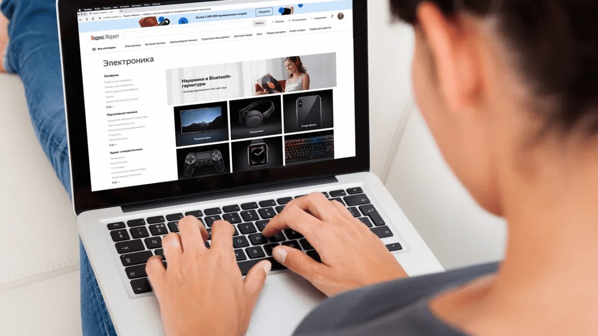 Бионический костюм с зелеными элементами и интерфейсом