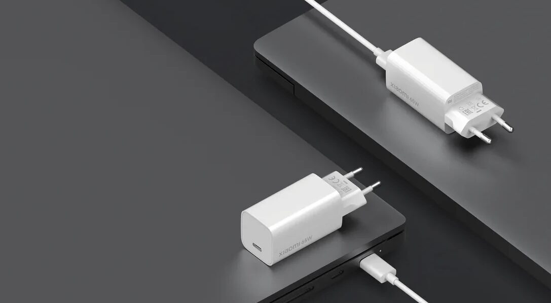 Зарядное устройство Xiaomi Mi 65W и кабели на поверхности