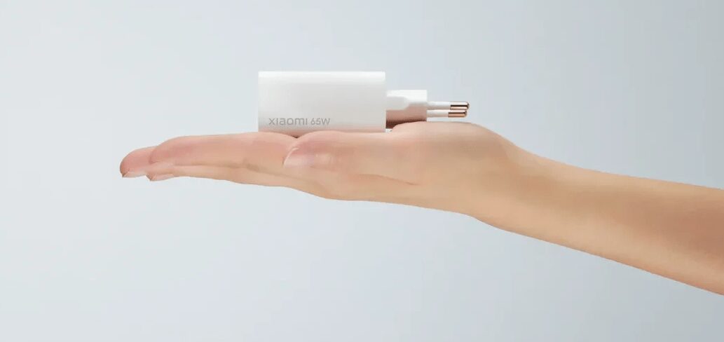 Xiaomi сделала быструю зарядку Mi 65W Fast Charger 4 Твит Арэвина Срینیва с текстом о смене фразы на Hey Perplexity