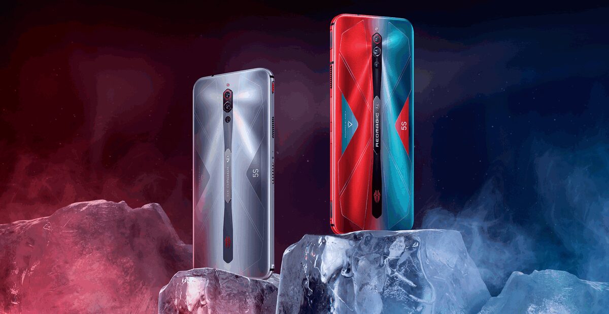 Открытый складной iPad с черным экраном и серебристой рамкой