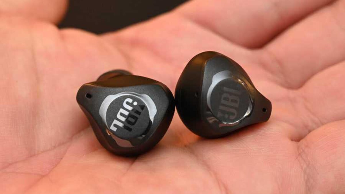 Беспроводные наушники JBL Club Pro+ в руке, вид сбоку