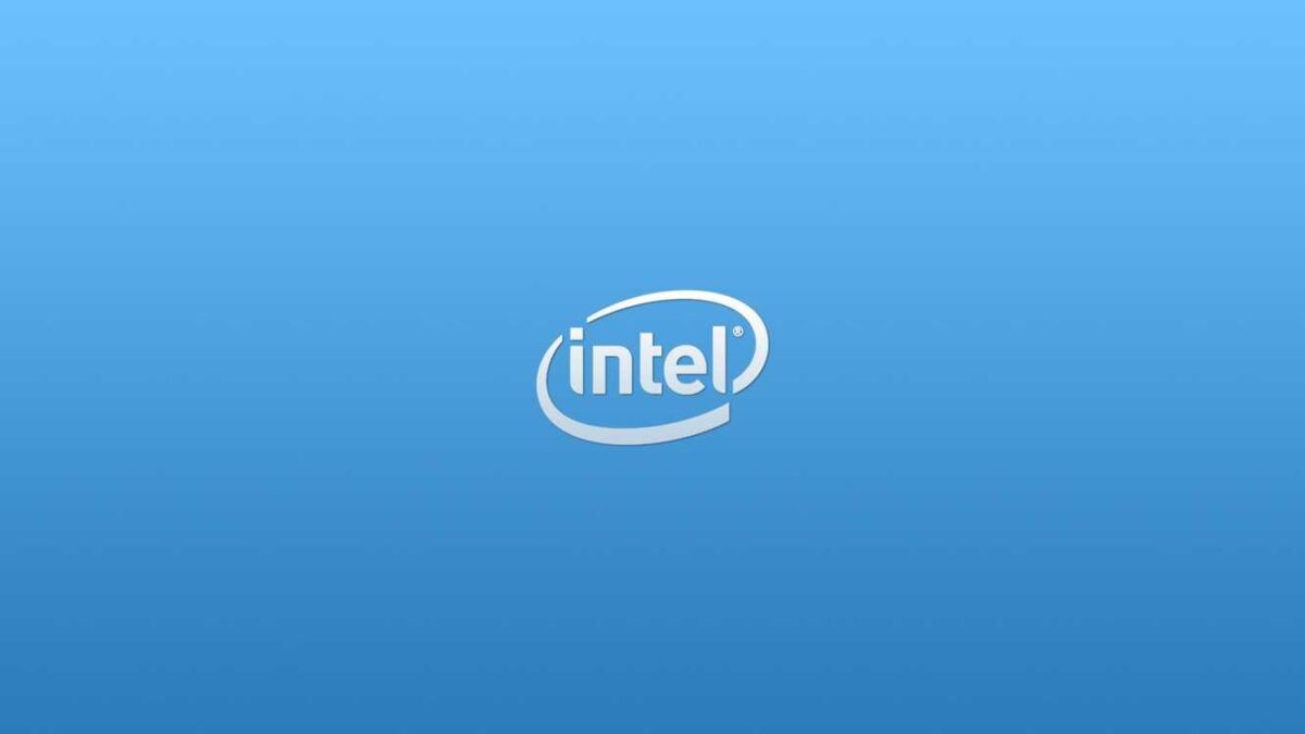 Логотип Intel на обложке с градиентным фоном, акцент на Optane и линейке SSD