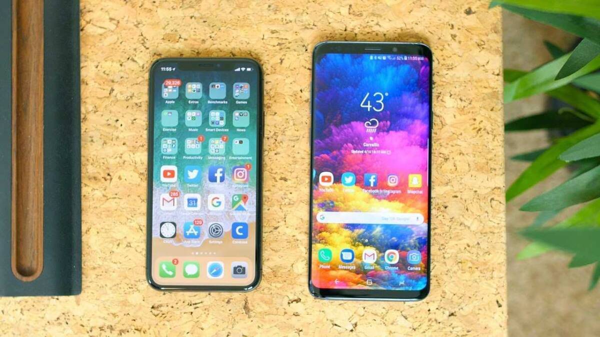 Samsung Galaxy S21+ и iPhone 12 Pro Max — фронтальный вид с крупными экранами и интерфейсами