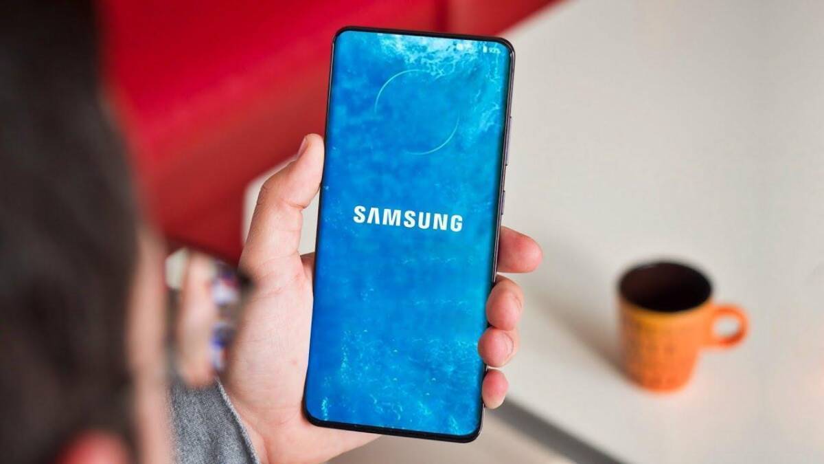 Смартфон Samsung Galaxy S21 с включенным экраном