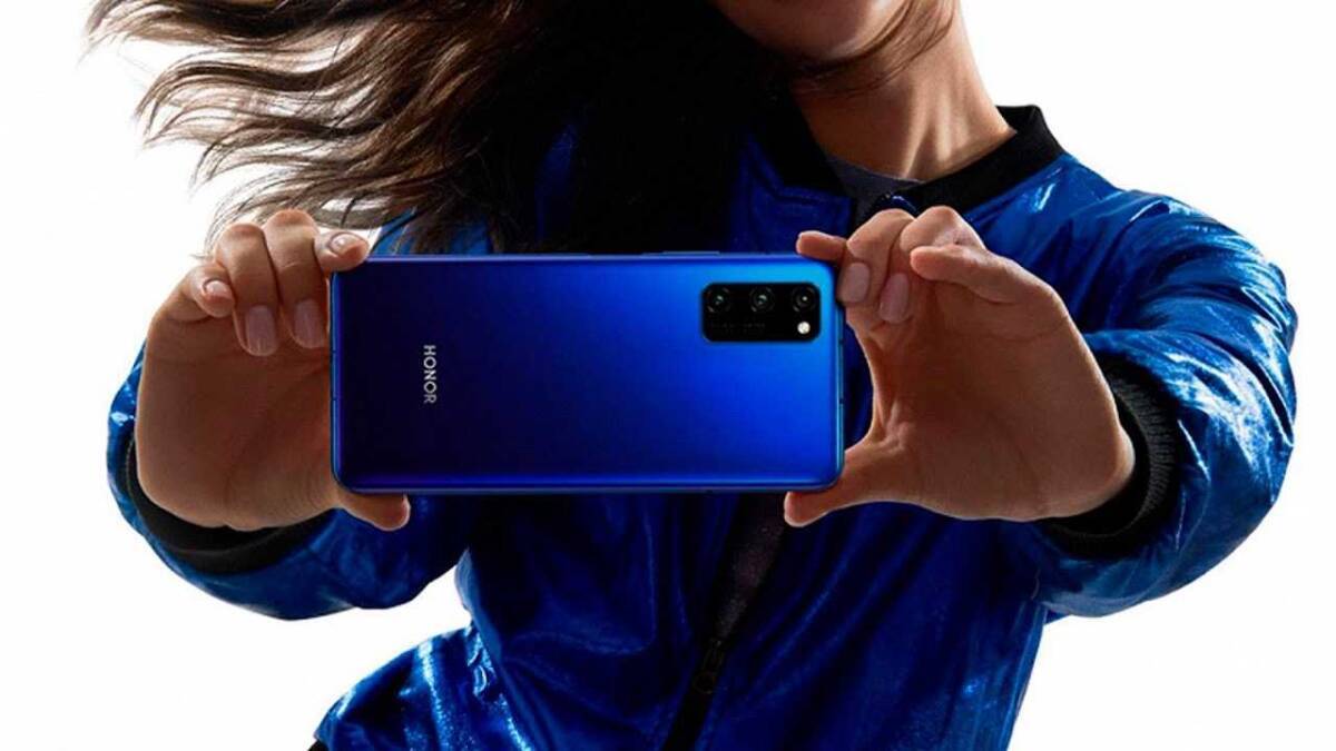 Женщина держит смартфон Honor V40 в руке крупным планом