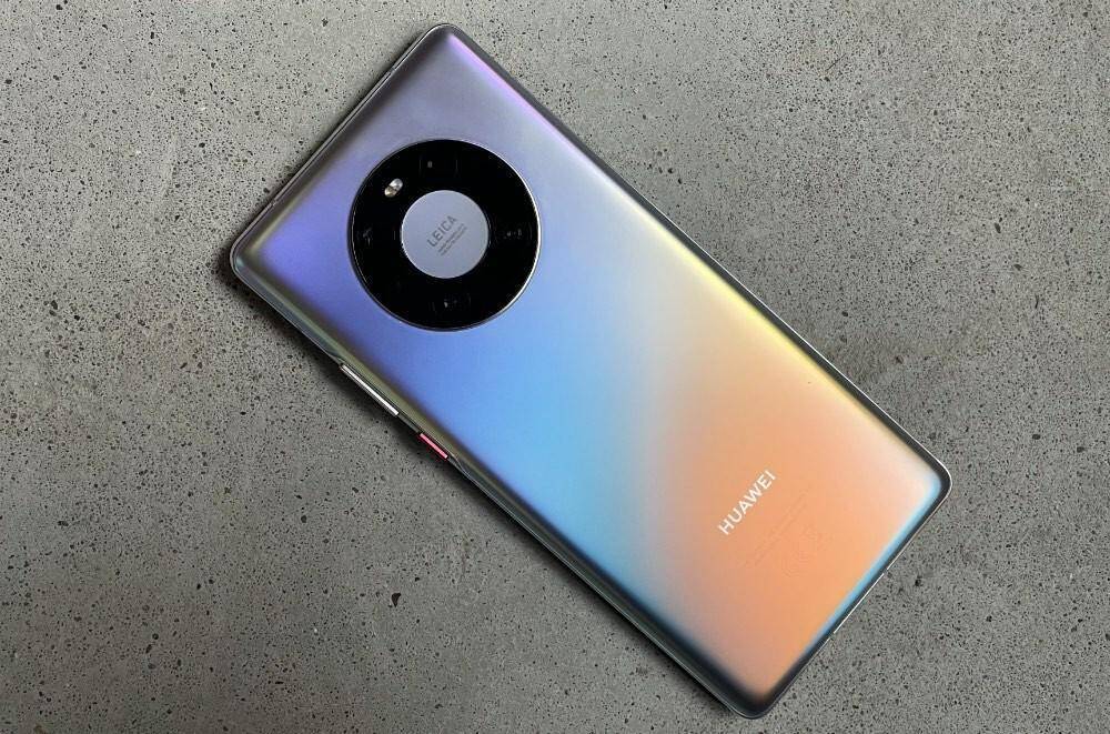 Смартфон Huawei Mate40 Pro сзади с круговой камерой