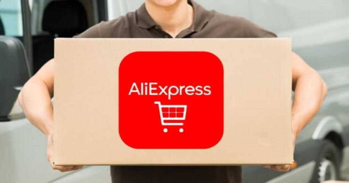 Человек держит коробку с логотипом AliExpress и корзиной
