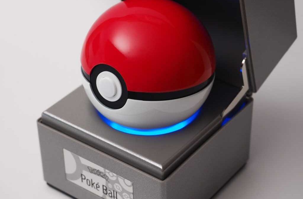 Игровая консоль с Poké Ball на серебристой подставке