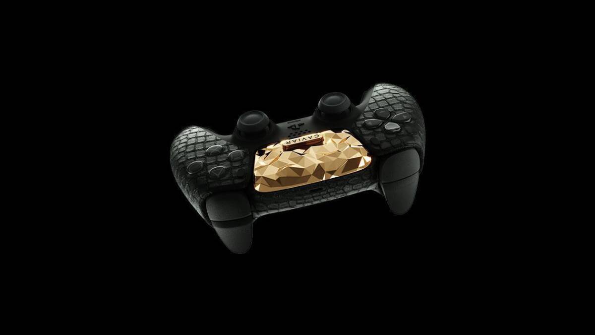Черная игровая приставка PlayStation 5 с золотой панелью