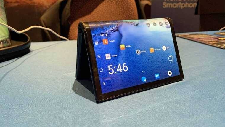 Что покажут на CES 2021 22 Складной смартфон с изогнутым дисплеем на столе