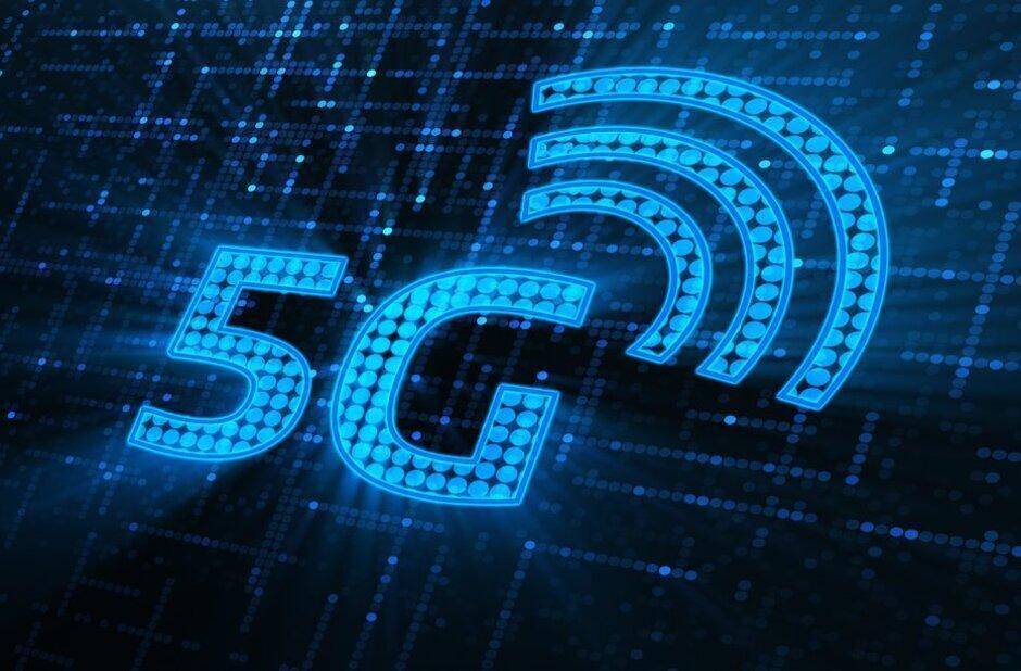 В России выделят 24,25–27,50 ГГц частоты для связи 5G 3 Иконка 5G с ярко-синими символами и радиоволнены