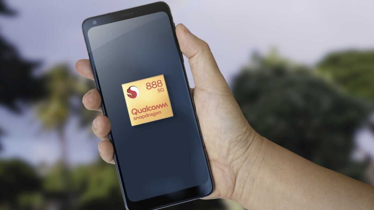 Смартфон с логотипом Qualcomm Snapdragon 888 5G на экране