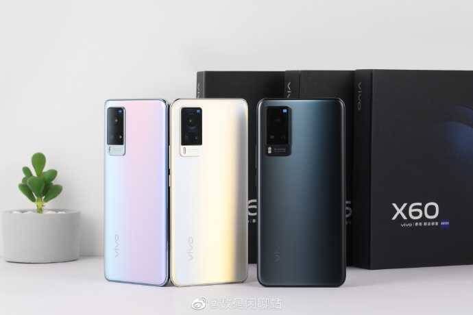 Три смартфона Vivo X60 в разных цветах и упаковке на белом фоне