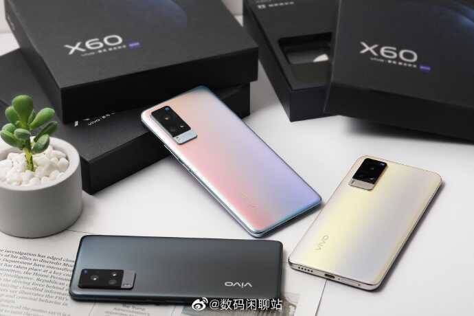 Два смартфона Vivo на белой поверхности и коробки X60
