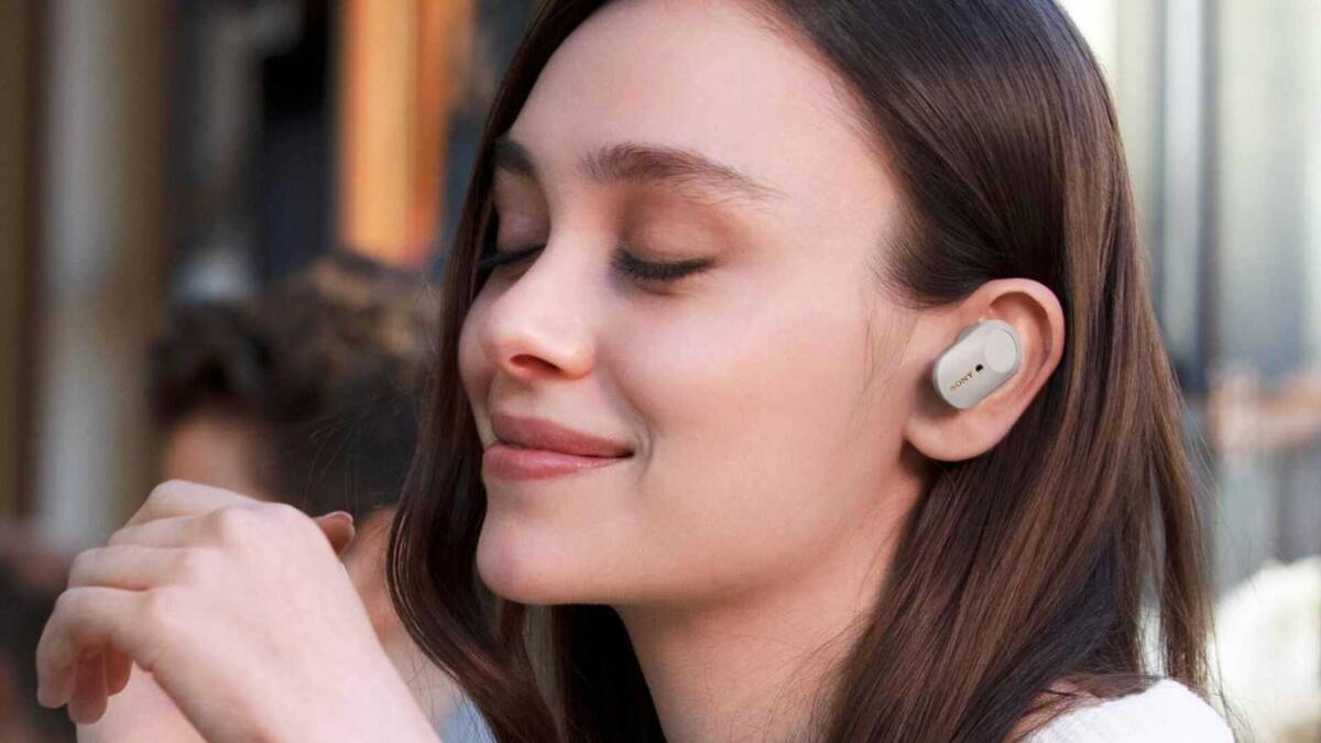 Что покажут на CES 2021 16 Беспроводные наушники Sony в ухе женщины с закрытыми глазами