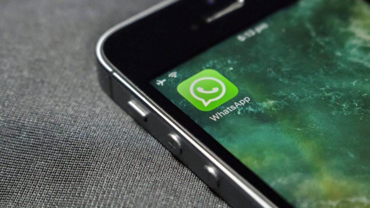Экран смартфона с приложением WhatsApp на черном устройстве перед отключением с 1 января