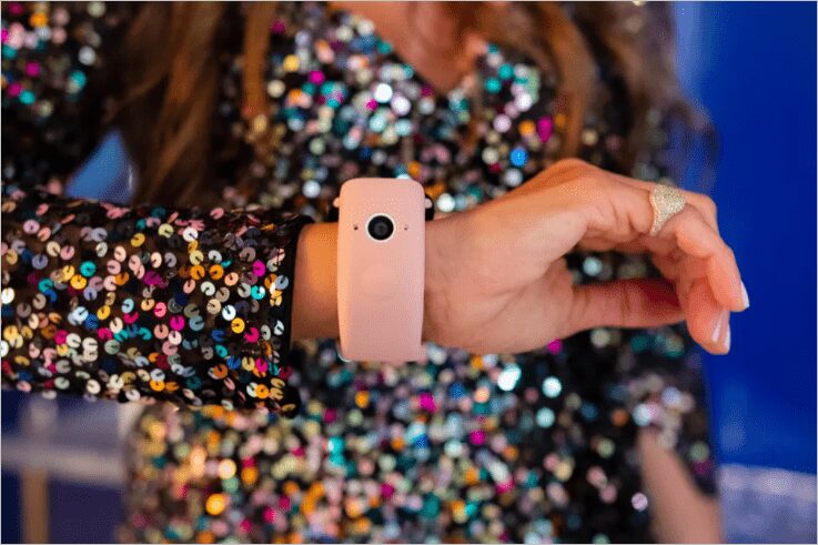 Apple готовится представить Wristcam — ремешок с двумя камерами для Apple Watch 6 Рука с Apple Watch и ремешком Wristcam с двумя камерами