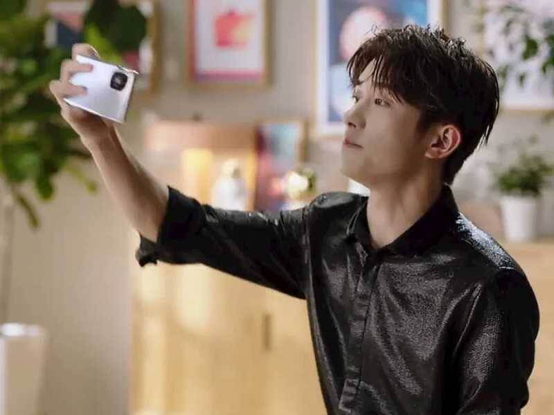 Парень делает селфи с Huawei Nova 8 Pro в руке