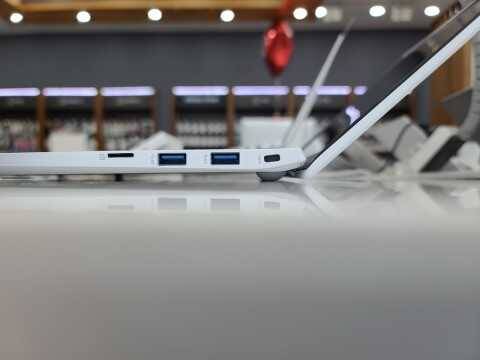 Наклонённый ноутбук LG Gram с видимыми портами