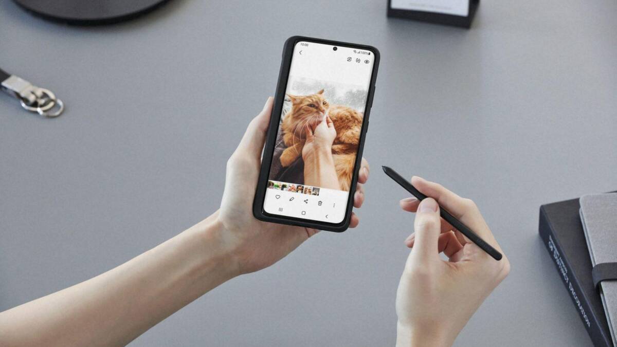 Флагманские смартфоны Galaxy S21 поступили в продажу в России 5 Рука держит смартфон Samsung Galaxy S21 Ultra с фотографией кота