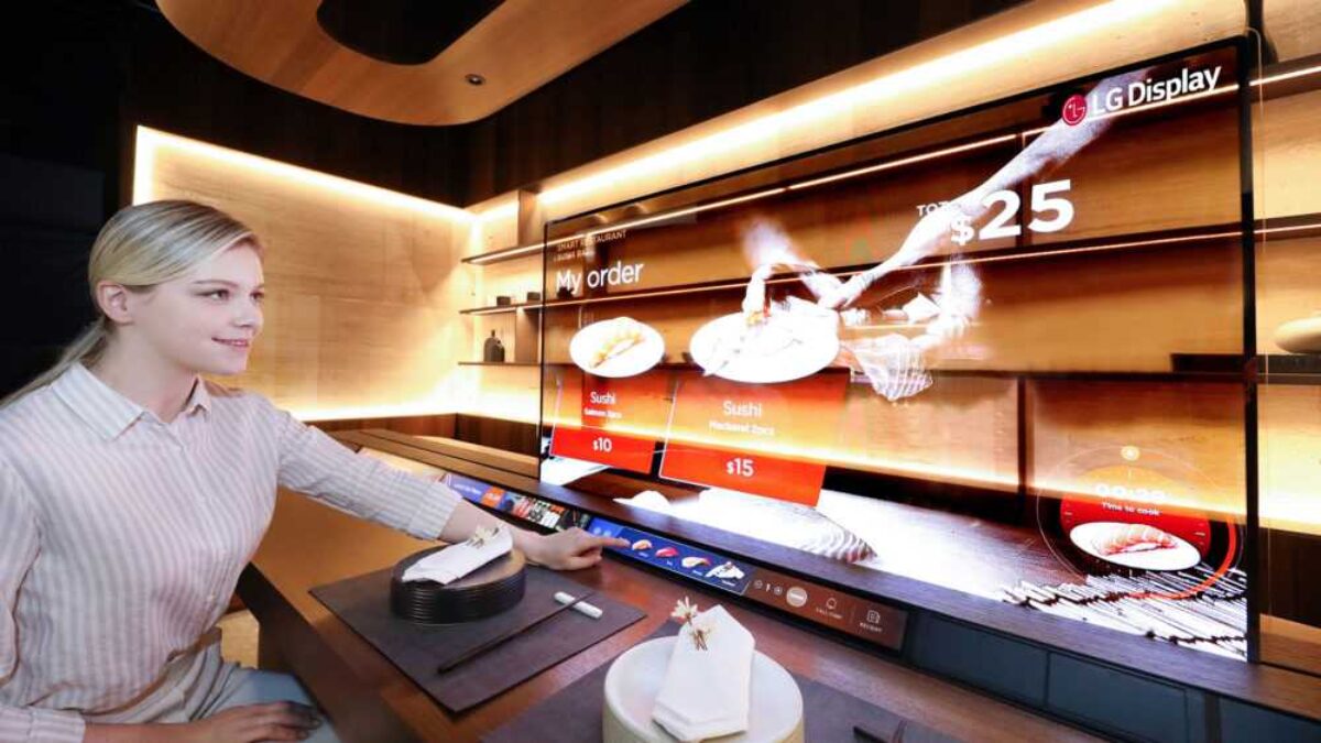 Экран смартфона с голосовым ассистентом Яндекс на Android