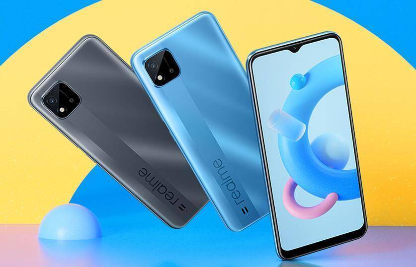 Два смартфона Realme C20 показаны сбоку и спереди