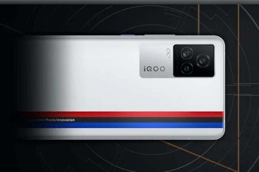 Задняя панель iQOO 7 с тремя камерами и логотипом iQOO