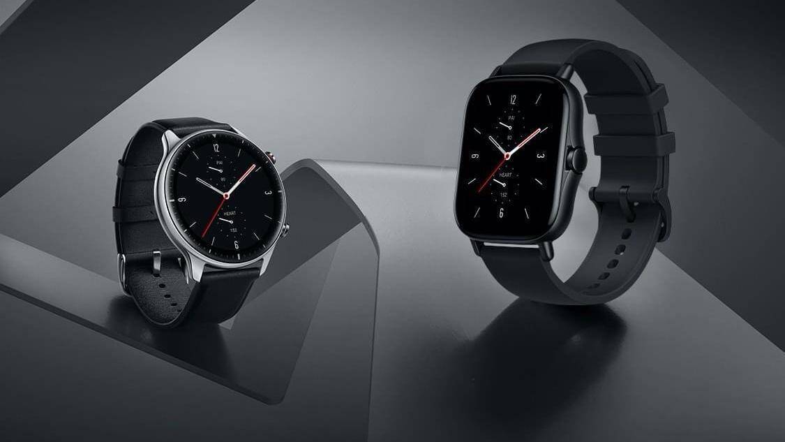 Умные часы Amazfit GTS 2e и GTR 2e на темном фоне