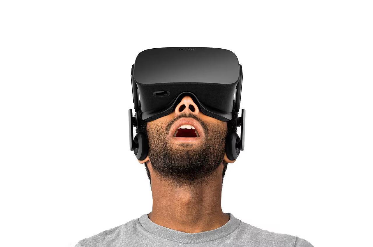 Гарнитура Apple VR за 1000 долларов появится в 2022 году 3 Человек в очках виртуальной реальности Oculus VR с открытым ртом