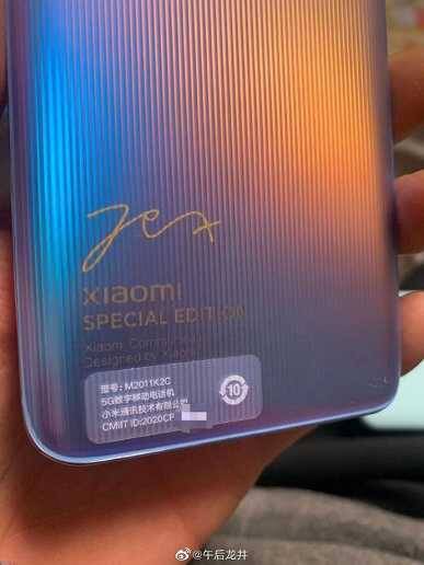 Задняя часть Xiaomi Mi 11 Special Edition с голографическим эффектом и подписью
