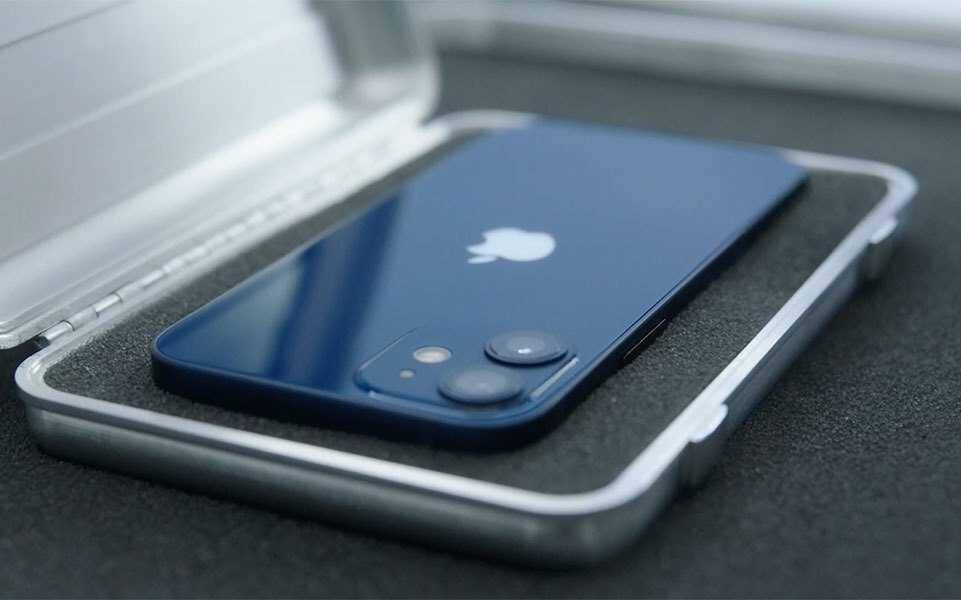 Задняя панель iPhone 12 mini Apple на подставке, синий цвет модели