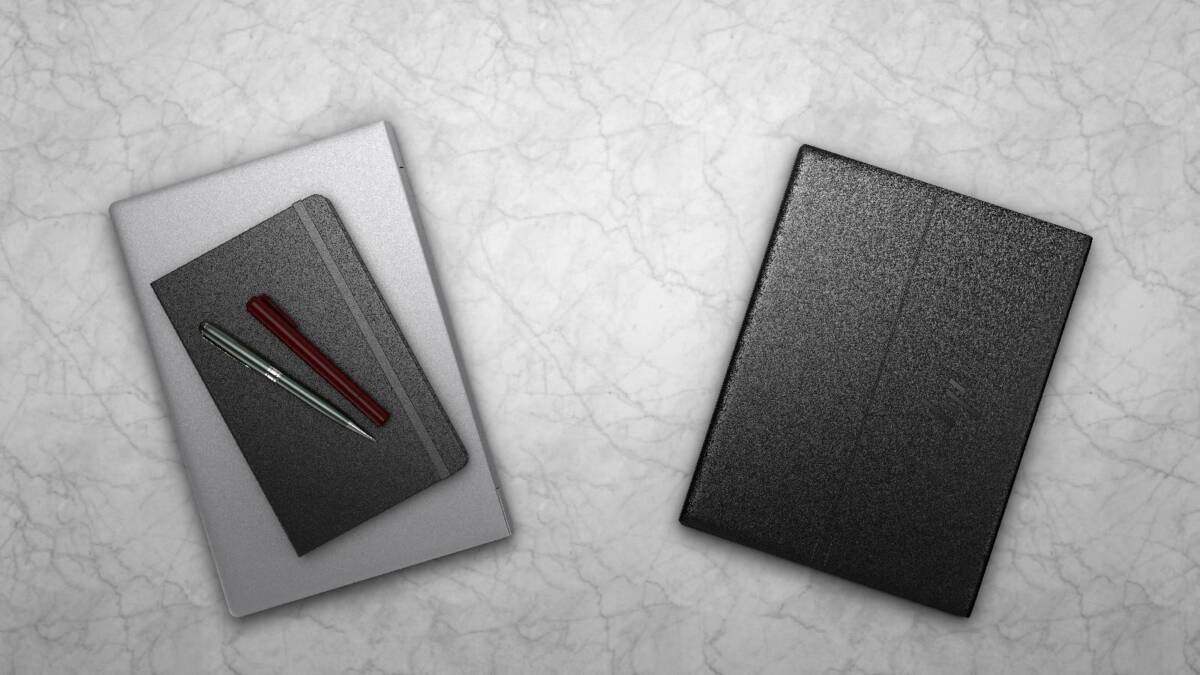 Черный кожаный ноутбук HP Elite Folio на столе с ручкой и блокнотом