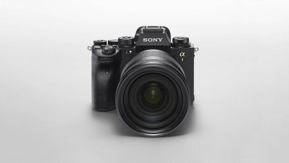 Крупный план беззеркальной камеры Sony Alpha 1 на светлом фоне