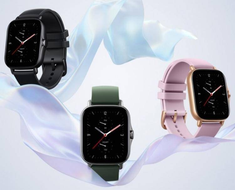 CES 2021: Huami представила умные часы Amazfit GTS 2e и Amazfit GTR 2e 4 Четыре умных часов Amazfit GTS 2e и GTR 2e на диване
