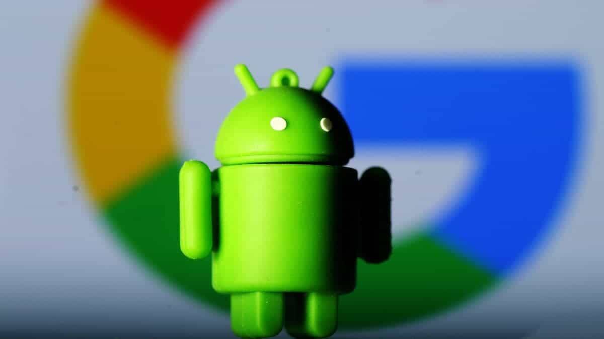 В Android 12 пользователи смогут блокировать доступ приложений к Интернету 5 Фигурка робота Android на фоне логотипа Google