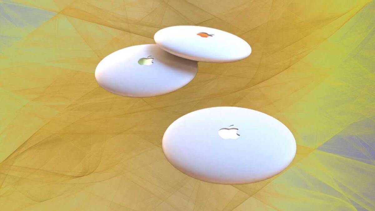 Три белых круглых устройства AirTag с логотипом яблока