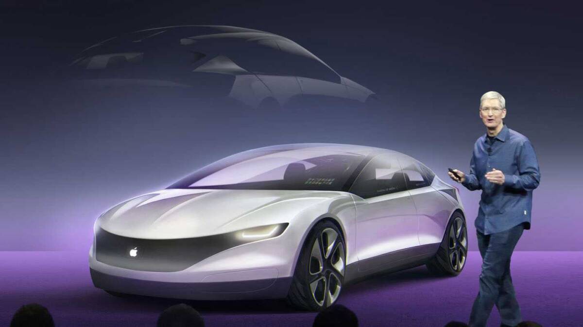 Презентация Apple Car: электромобиль Apple на сцене с представителем, кадр с шоу-мероприятия