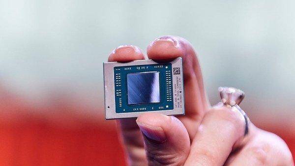Мобильный процессор AMD на дощечке для тестирования
