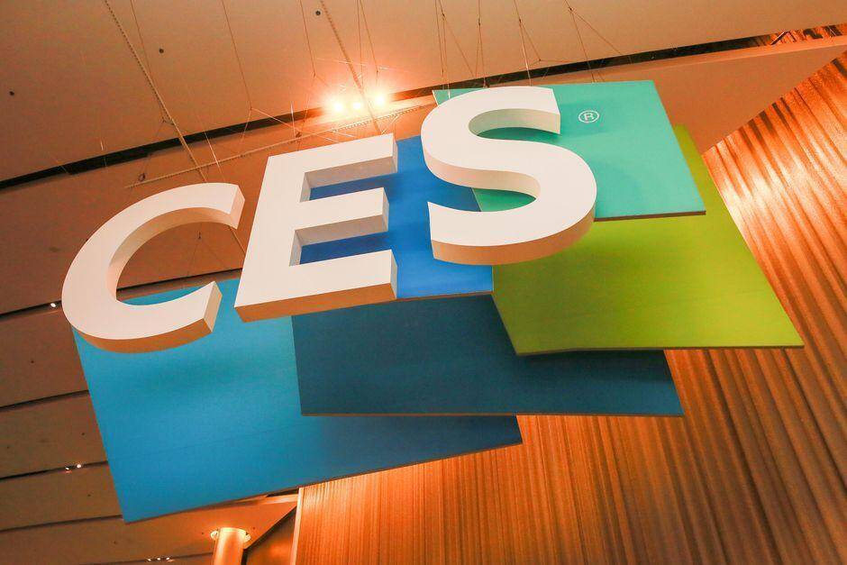 Выставочный стенд CES 2021 с яркой рекламой, логотипом и цветными геометрическими фигурами